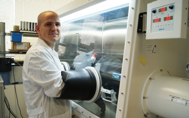Un investigador destaca los nanomateriales fotocalíticos como alternativa para generar energía
