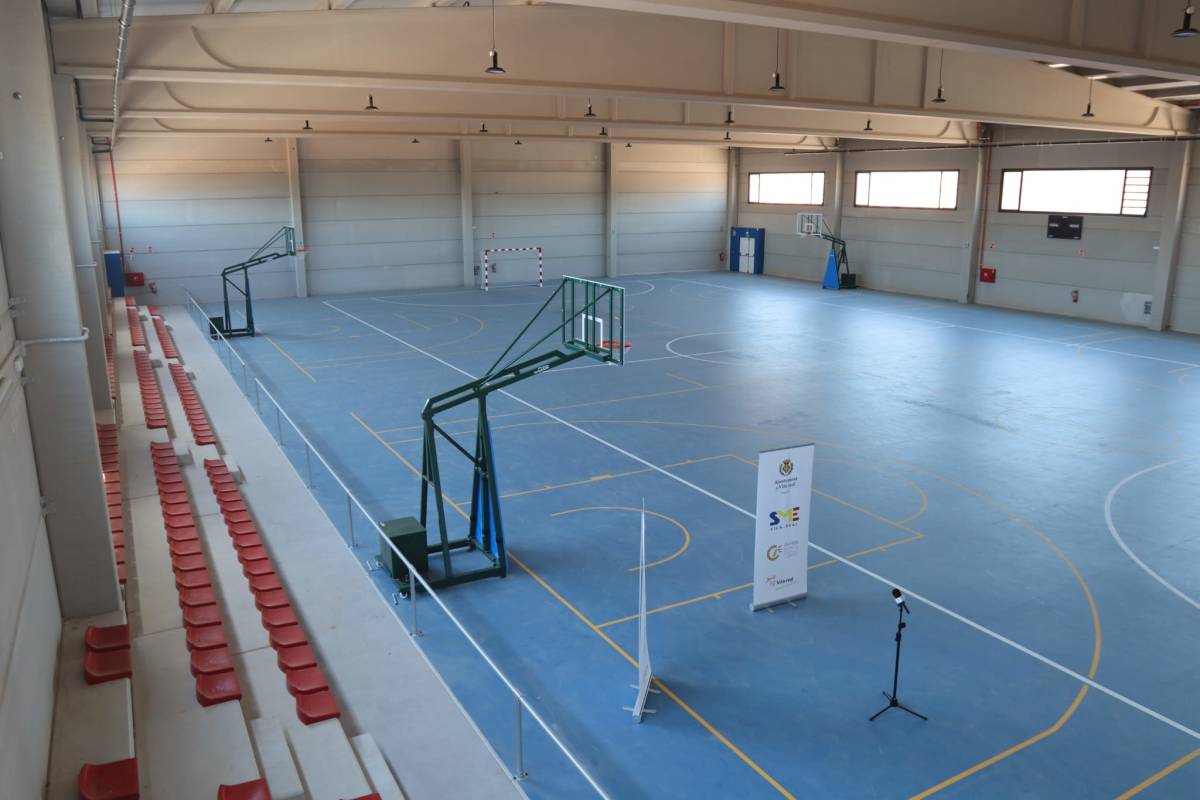 Aspecto del remodelado pabellón Campió Llorens, que se incorpora a la red deportiva municipal esta temporada tras su construcción., pero que aún permanecerá cerrado a falta de permisos (Foto: TONI LOSAS) - 