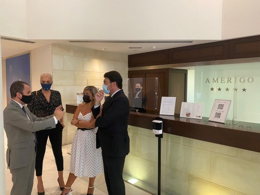 Los hoteles de Alicante capean el verano al 50% pero temen un otoño ligado a 'la última hora'