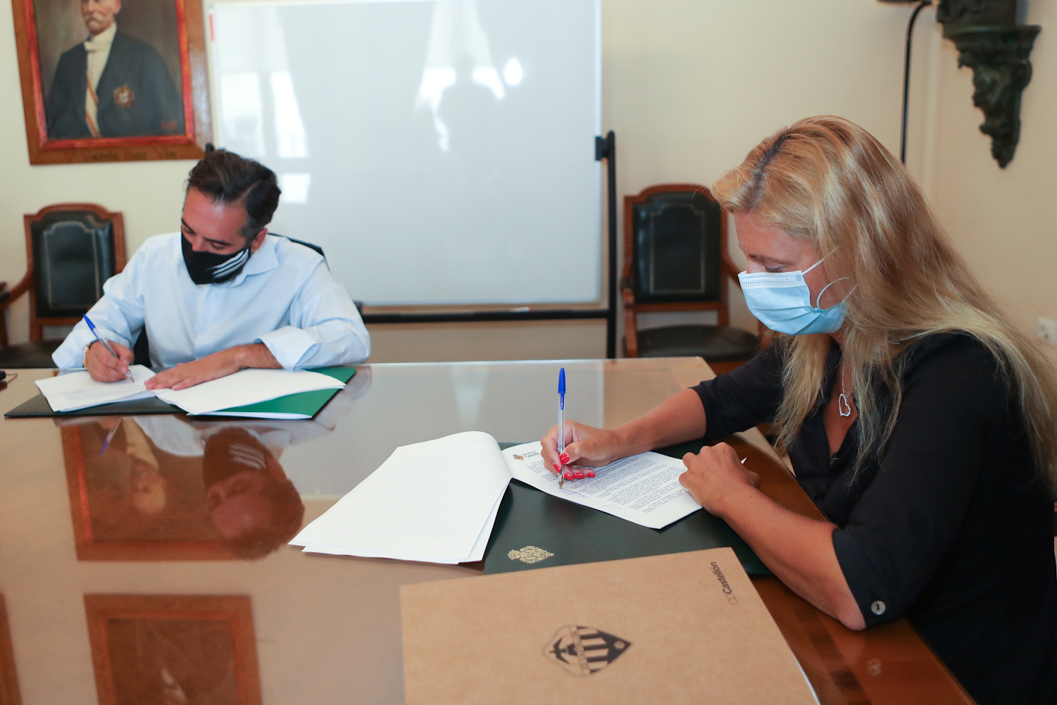 Un momento de la firma a cargo del presidente del club, Vicente Montesinos, y la alcaldesa de Castelló, Amparo Marco. - 