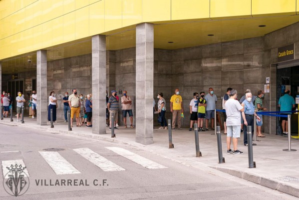 Colas en el primer día de campaña de abonos del Villarreal
