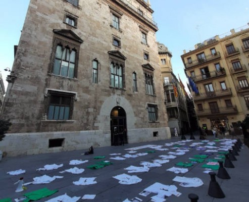 Los MIR protestan de nuevo en Palau de la Generalitat tras 42 días en huelga
