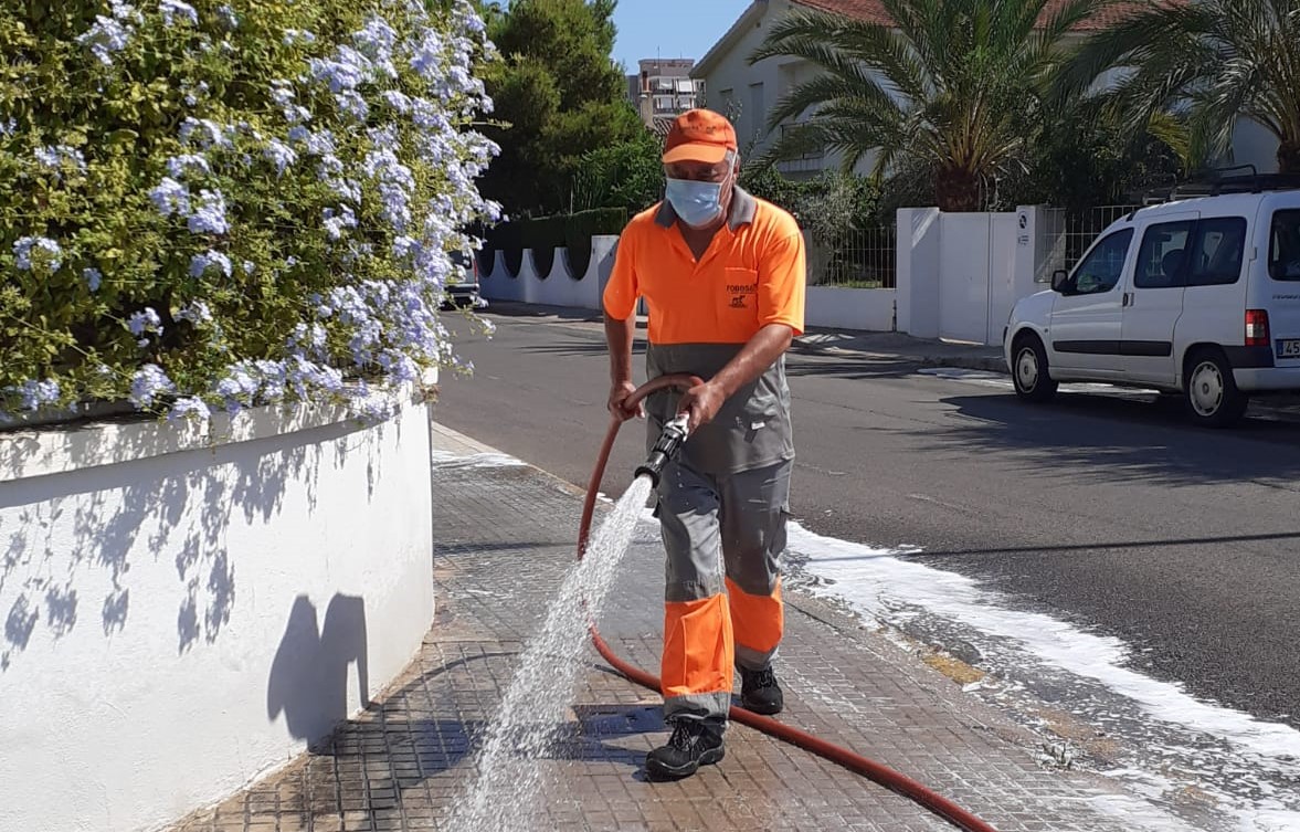 Benicàssim mantiene el refuerzo de limpieza y desinfección en las zonas vulnerables