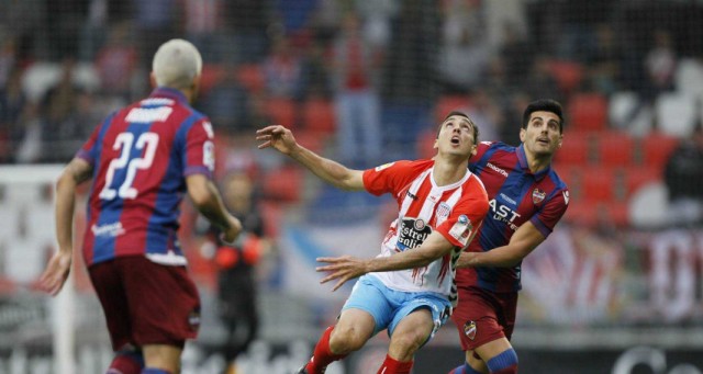 Joselu exhibe picardía ante el campeón y lidera la tabla de goleadores