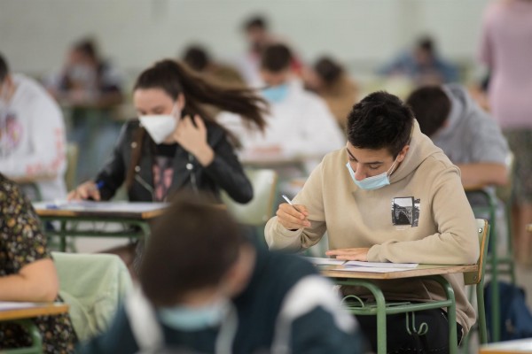 Universidades acuerda que la mascarilla también sea obligatoria dentro de los centros universitarios 