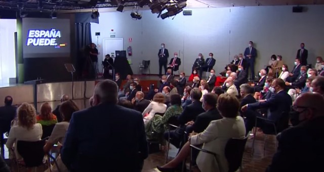 Sánchez reúne en una conferencia a decenas de personas sin respetar sus directrices anti-covid