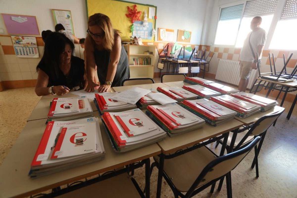 El Síndic pide a Educación presupuesto específico para que los centros no tengan que avanzar dinero de XarxaLlibres