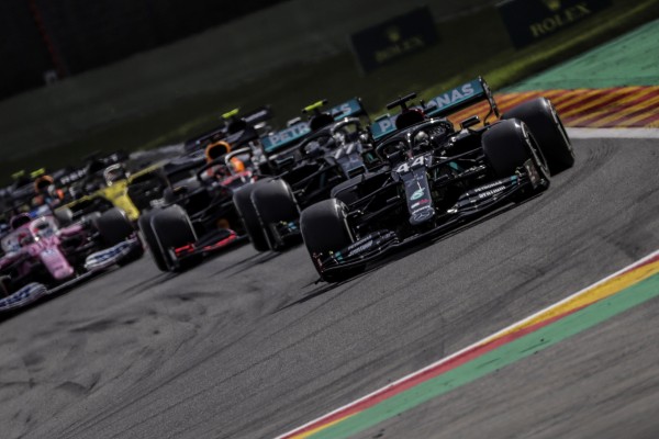 Hamilton acecha al 'Kaiser' y Ferrari se pierde en el bosque de las Árdenas

