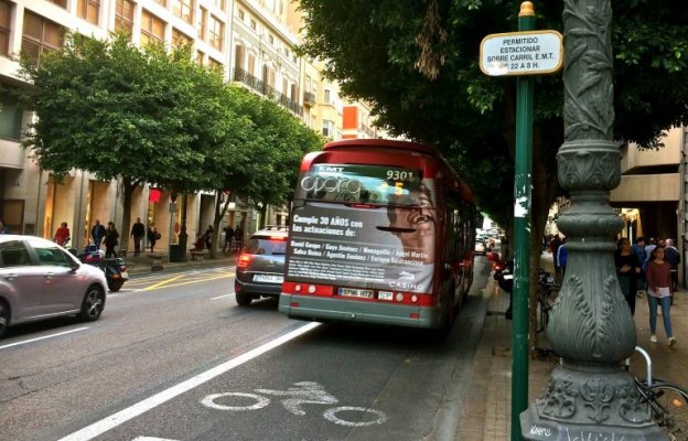  La EMT y la Policía Local multarán a los coches mal aparcados en el carril bus