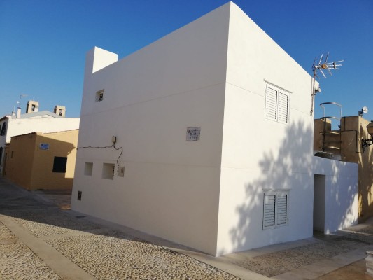 El consultorio médico de Tabarca se traslada al puesto de socorro de la playa por las obras de modernización