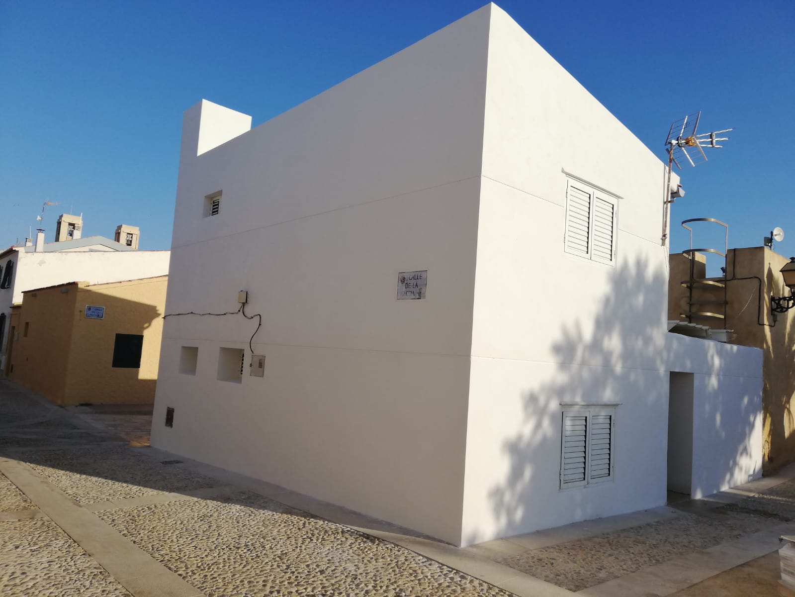 El consultorio médico de Tabarca se traslada al puesto de socorro de la playa por las obras de modernización