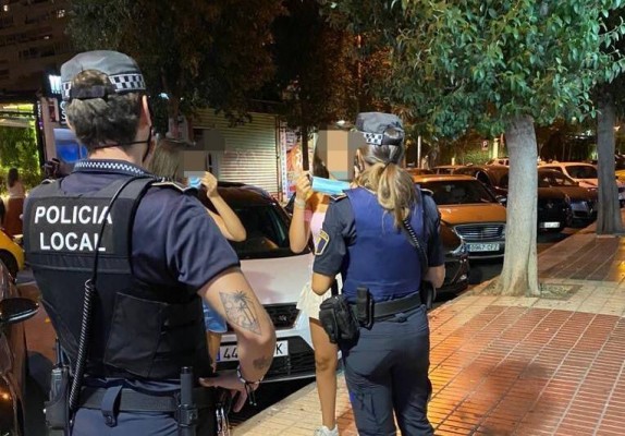 Cierran un pub en San Gabriel e imponen 20 denuncias por no llevar mascarilla
