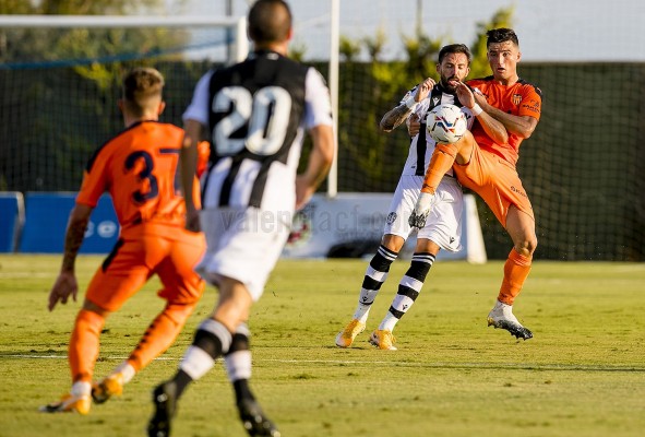 Juego y resultados alivian la crisis del Valencia
