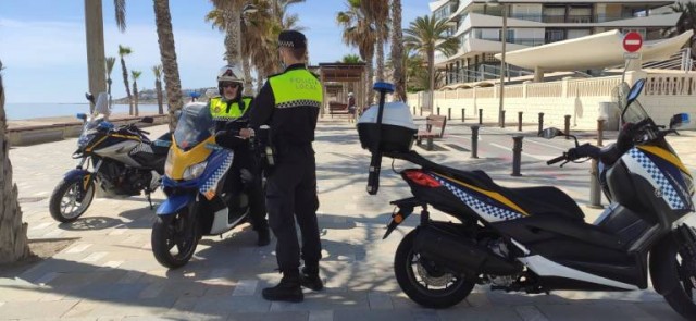 La Policía Local desaloja de madrugada a unos 200 jóvenes en la playa del Postiguet