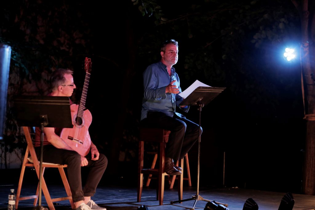 Un passeig literari i musical en la veu d'Alberto San Juan per a acomiadar les Nits al Claustre