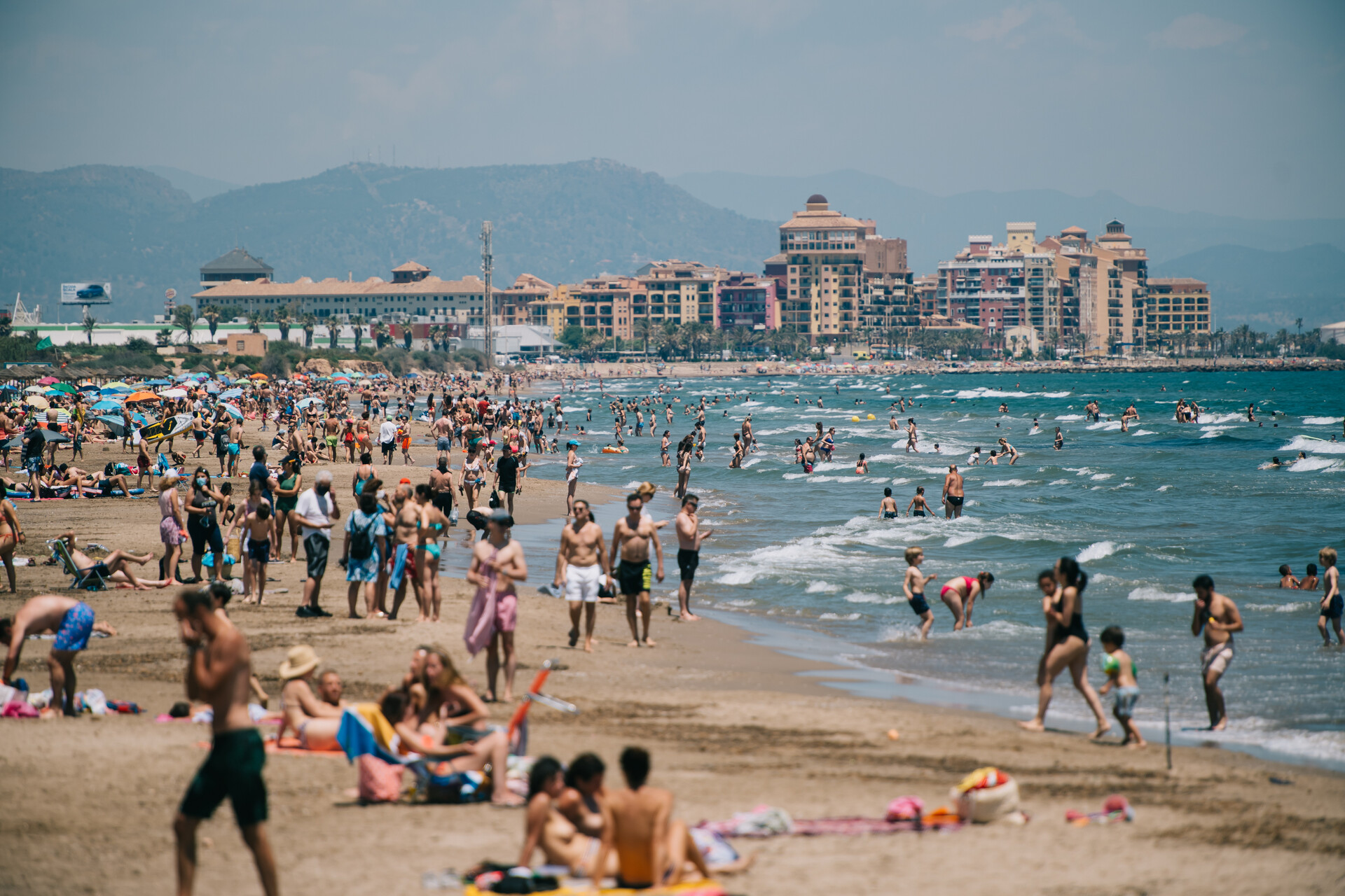 Playa de la Patacona en València tras salir del desconfinamiento en la Fase 2. Foto: KIKE TABERNER - 