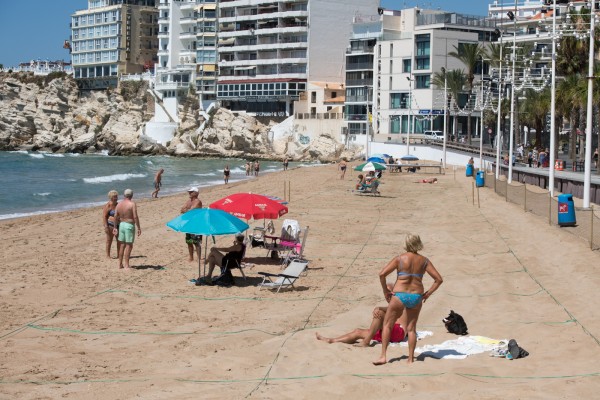 Benidorm quita la reserva de las playas y mantiene las división en parcelas hasta el 30 de septiembre 