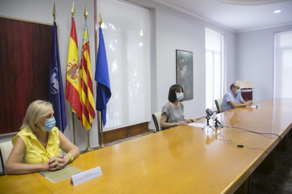 Gandia intensifica las labores de limpieza de los colegios públicos ante la covid-19