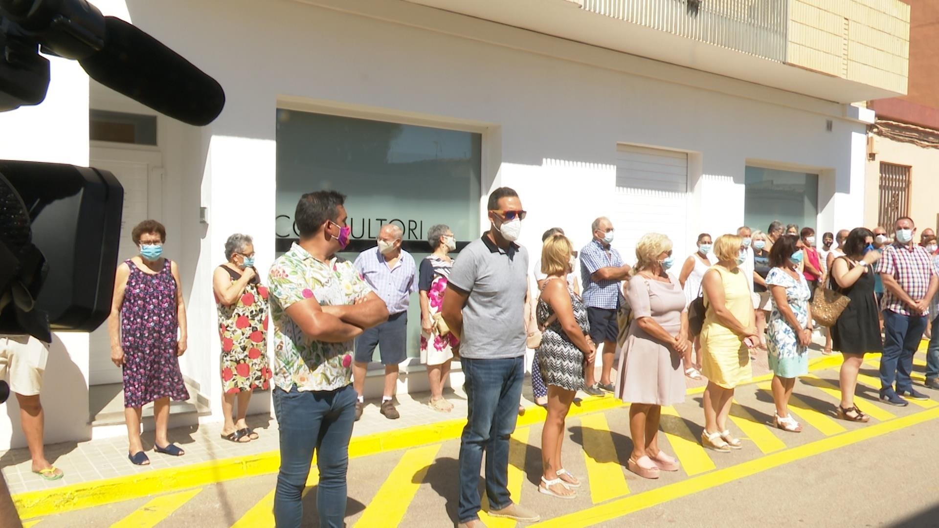Minuto de silencio en el homenaje al hermano de la menor, asesinado por su padre - 