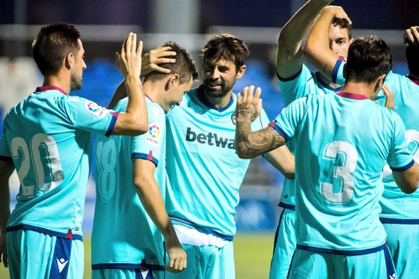 El Levante se lleva un partido de fuerzas parejas