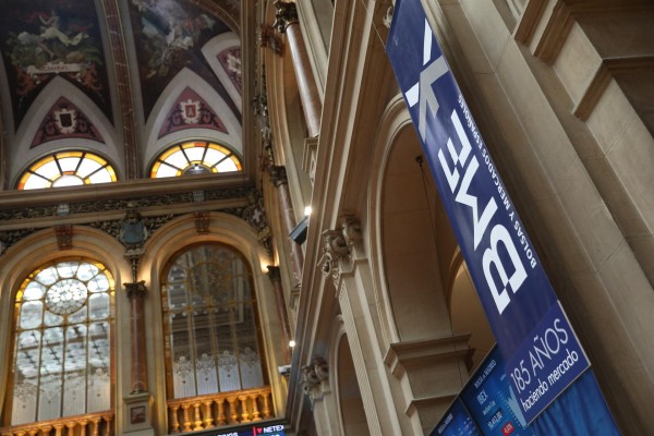 El Ibex 35 se tiñe de rojo y se despide de los 7.100 puntos en la media sesión (-1,1%)