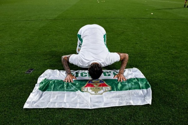 Jonathas se despide del Elche y dice que deja al club donde merece estar