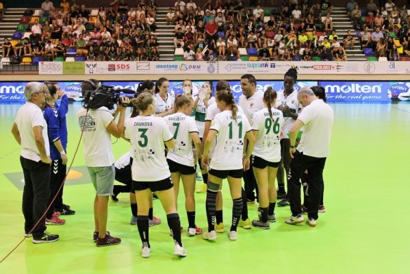 El Balonmano Elche suspende los próximos amistosos por el positivo de una jugadora rival
