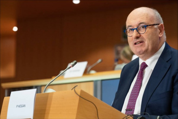Dimite el comisario europeo Phil Hogan tras incumplir las normas contra la covid-19