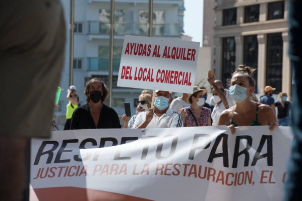 La hostelería sale a la calle contra las restricciones: protestas en Elche y Alicante; apoyo de Benidorm