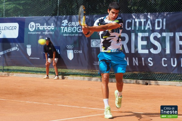 Carlos Alcaraz avanza a cuartos de final de Trieste al ganar al italiano Matteo Viola 