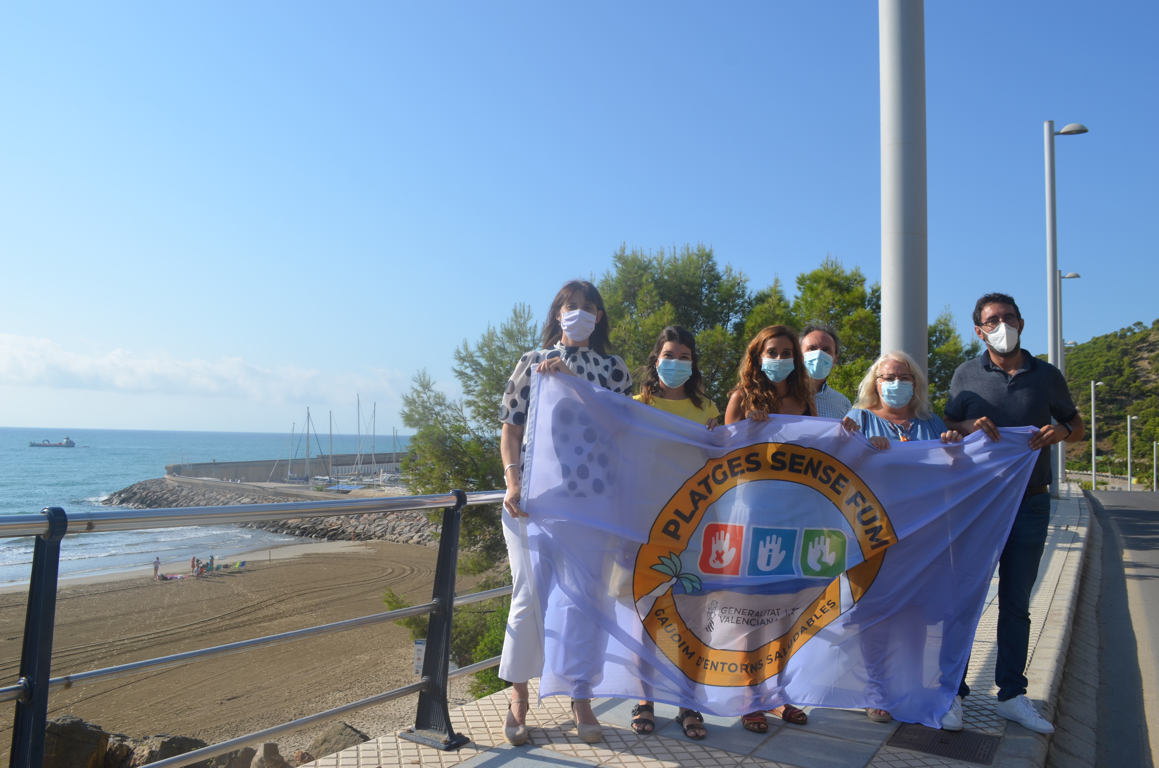 Las calas Retor y Orpesa la Vella lucen ya las banderas de playas libres de humo