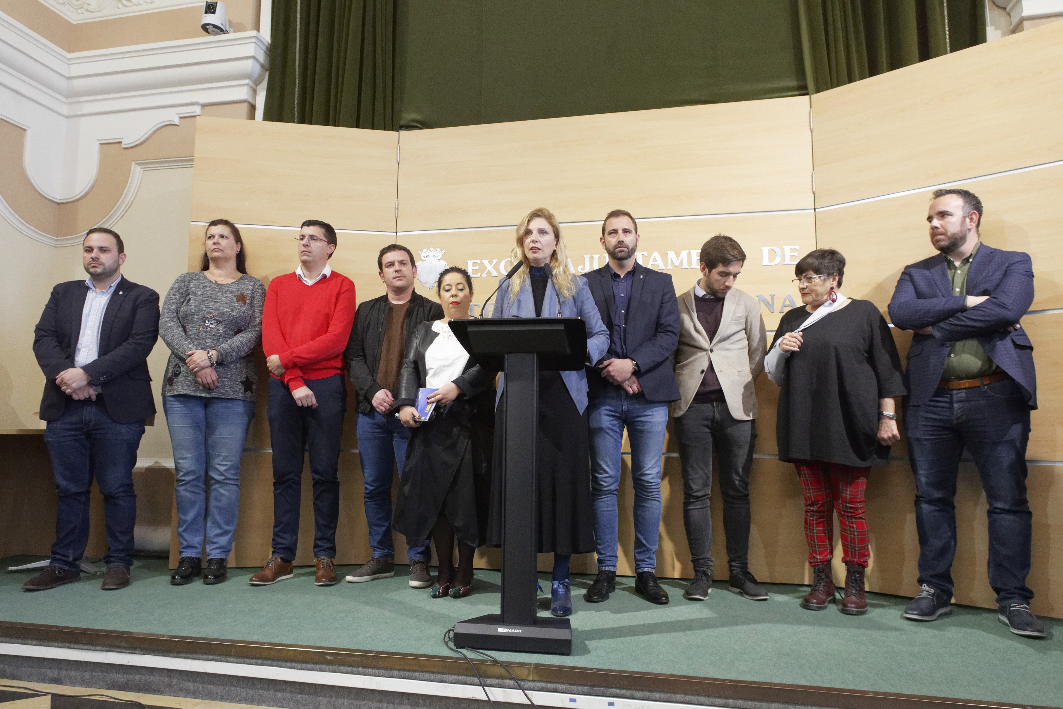 La alcaldesa, Amparo Marco, arropada por parte del equipo de gobierno. Fotos: Antonio Pradas - 