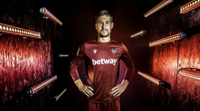 El Levante pone a la venta sus nuevas equipaciones con colores tradicionales
