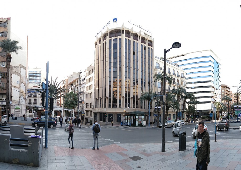 El edificio Axa, frente al Mercado Central de Alicante - 