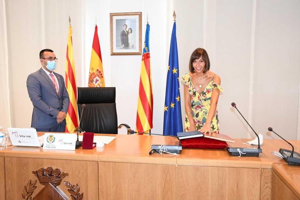 Balma Llansola toma posesión como nueva concejala de Cormpromís en presencia del alcalde socialista, José Benlloch. - 