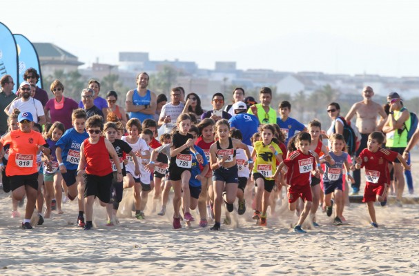  La Volta a la Platja se hace grande con más de 500 corredores disfrutando en la playa de Las Arenas