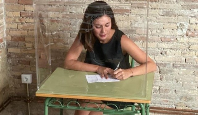 Una empresa valenciana diseña mamparas individuales para adaptarse a pupitres o mesas escolares
