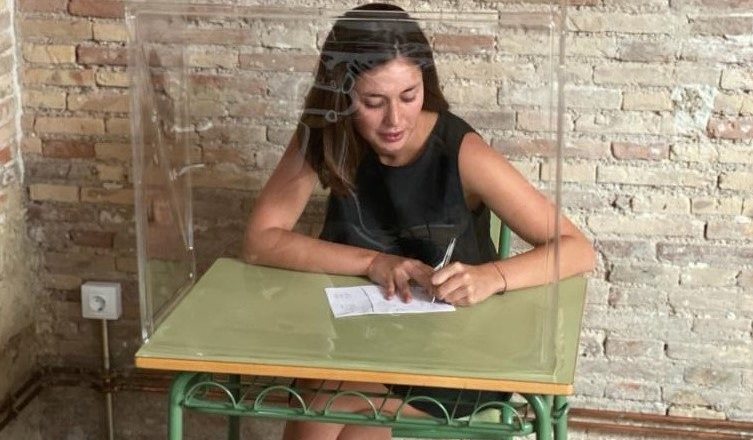 Una empresa valenciana diseña mamparas individuales para adaptarse a pupitres o mesas escolares