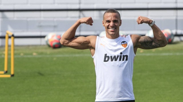 Rodrigo ya negocia con el Leeds para marcharse del Valencia CF