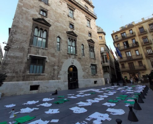 Los MIR dejan sus batas ante al Palau en protesta por la 