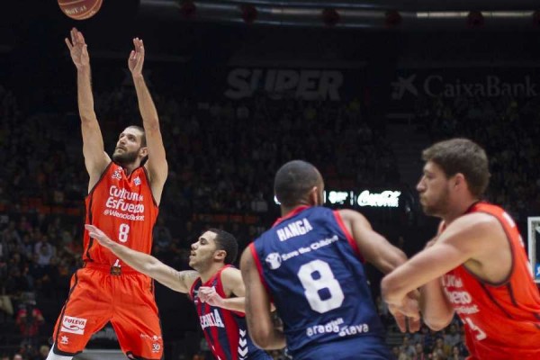 El Valencia Basket vence a Baskonia en el tercer partido y está a un paso de la final