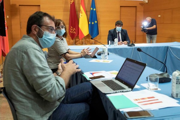 Las reuniones se limitan a 6 personas en la Región y se restringen las salidas de los mayores de 65 años 