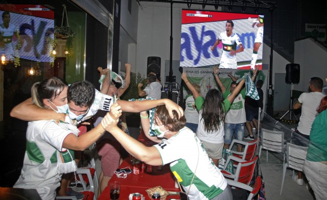 El franjiverdismo celebra por todo lo alto el ascenso de su equipo a Primera pese a la pandemia