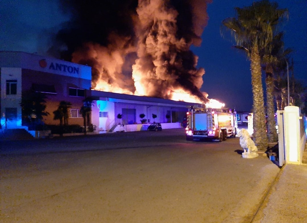 Un incendio arrasa con la planta citrícola Anton Import Export de Burriana  