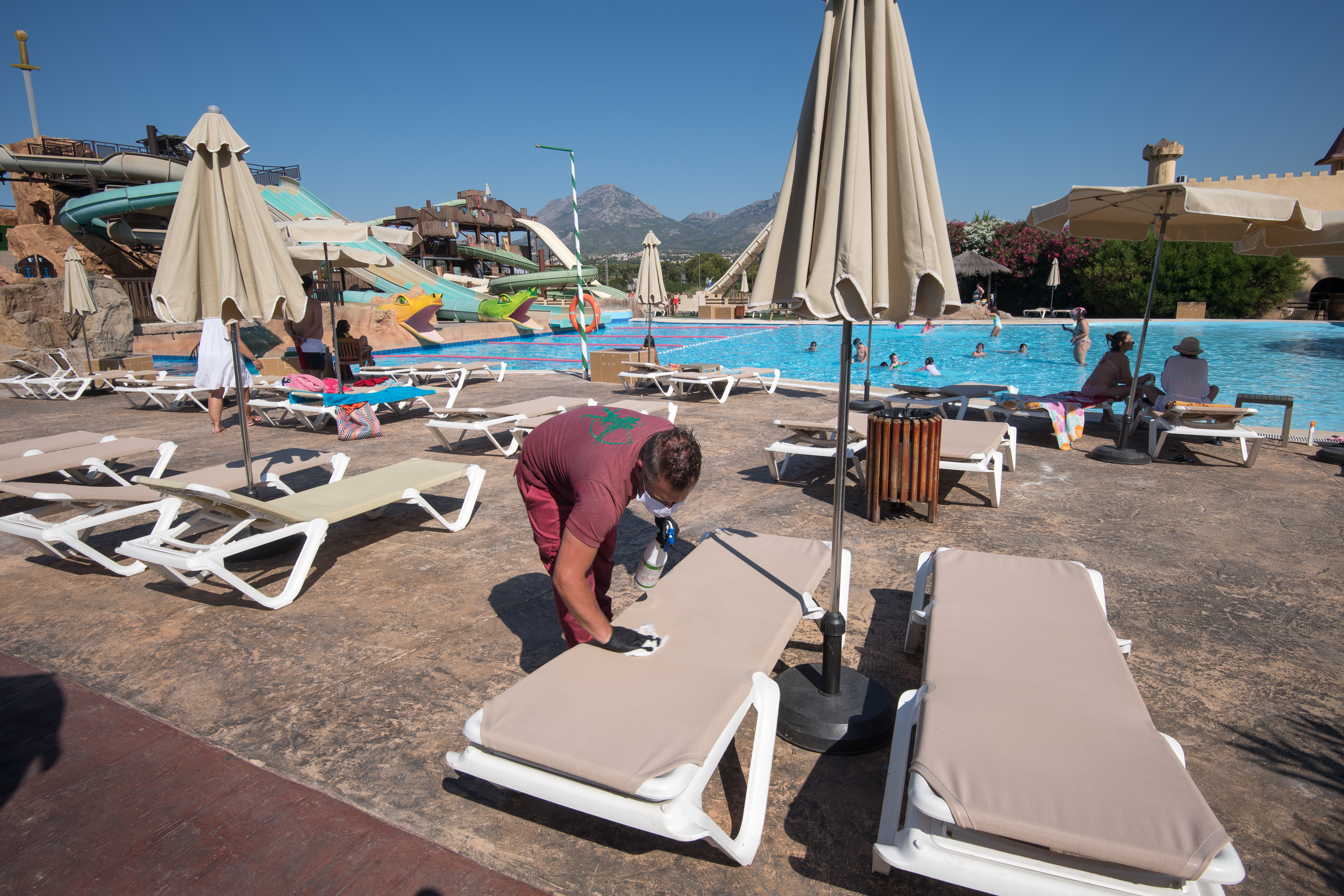 Piscina del resort Magic Robin Hood, en el Albir. Fotos: RAFA MOLINA - 