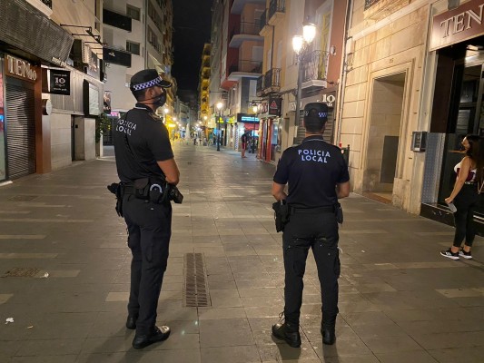 La Policía Local sanciona a otro local por incumplir el horario y pone 9 multas por la distancia