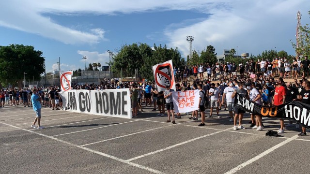 Nueva protesta contra Peter Lim en la Ciudad Deportiva de Paterna