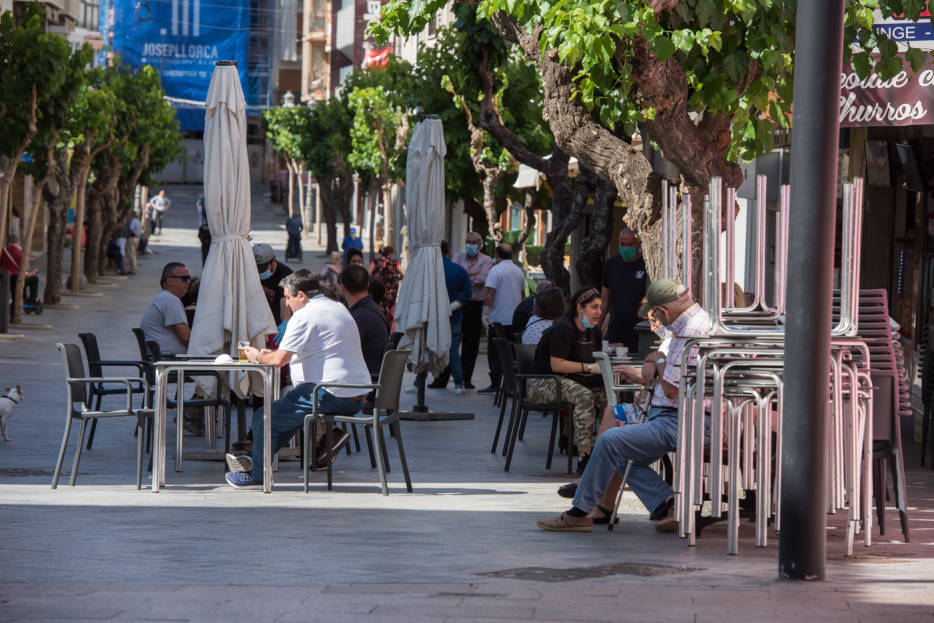 Terrazas hosteleras en el centro de Benidorm, en una imagen reciente. Foto: RAFA MOLINA - 