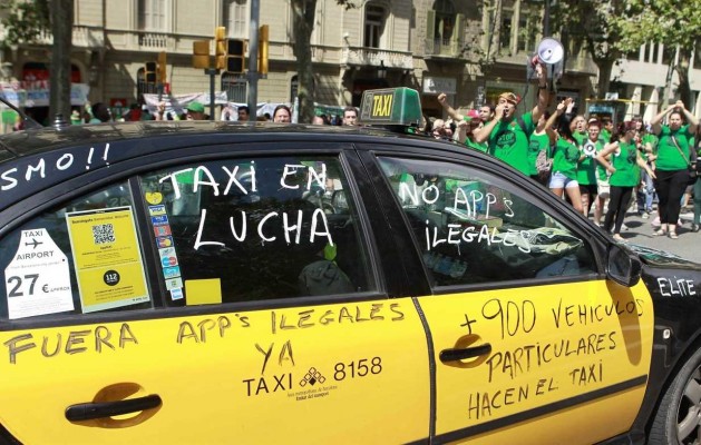 Fomento reúne a comunidades y ayuntamientos para abordar el conflicto entre el taxi y Uber