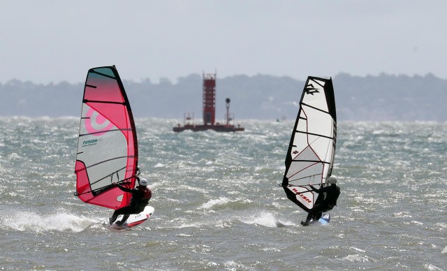 Los podólogos alertan del riesgo de lesiones durante la práctica del windsurf

